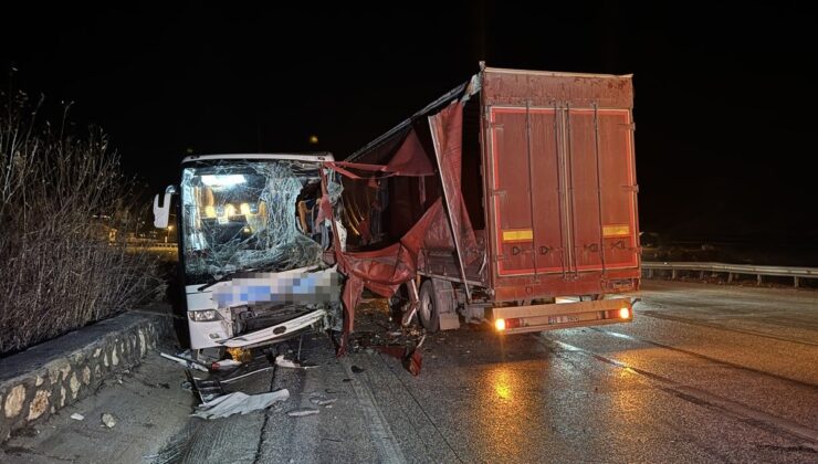 Afyonkarahisar'da tır ile yolcu otobüsü çarpıştı: Çok sayıda yaralı var